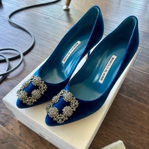 Manolo Blahnik Hangisi 70 Velvet blue pumps, size 36.